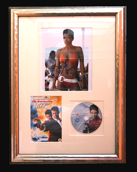 HALLE BERRY, 007 - Die Another Day